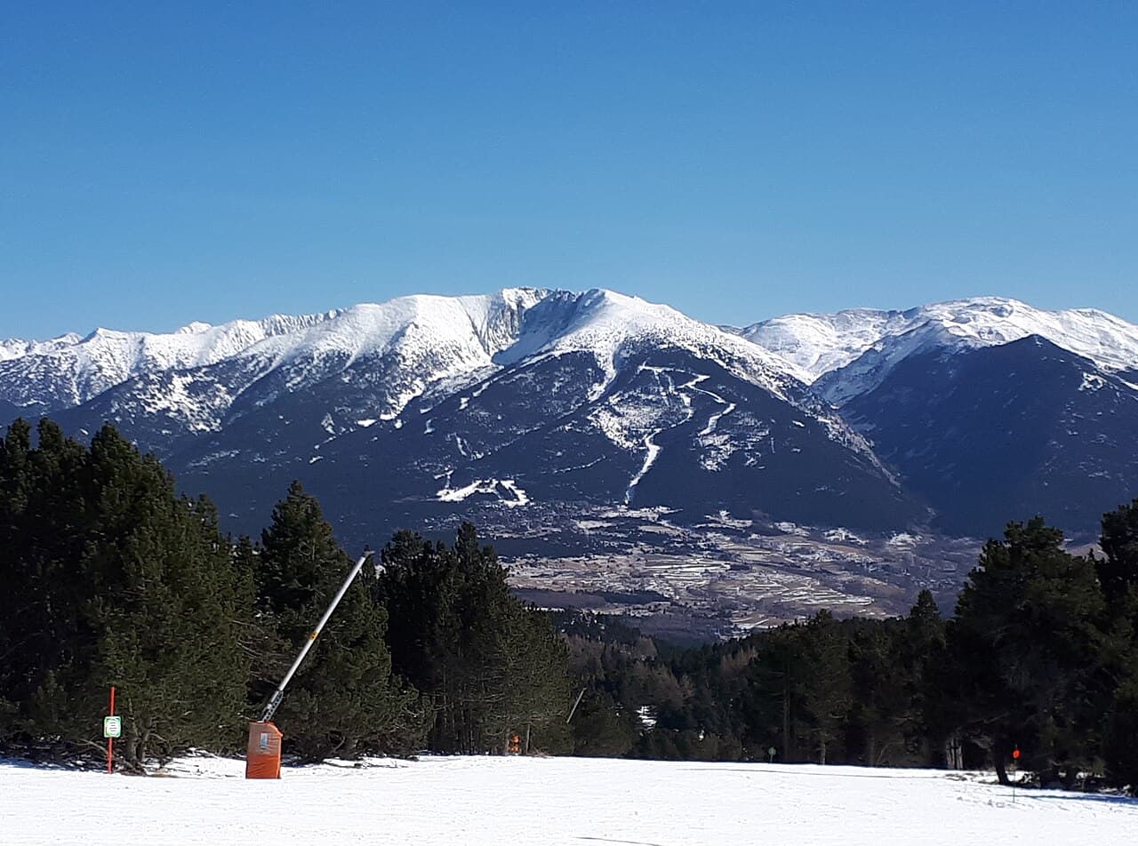 Alan Mattingly - Cambre d'Aze est une station de ski alpin des Pyrénées françaises située dans le département des Pyrénées-Orientales sur les versants du Cambre d'Aze, un massif culminant à 2 750 mètres d'altitude.
Vue vers le sud-est depuis les pistes des Airelles (Font Romeu).

La vallée d'Eyne, siège de la réserve naturelle nationale de la vallée d'Eyne, se situe à droite de Cambre d'Aze.