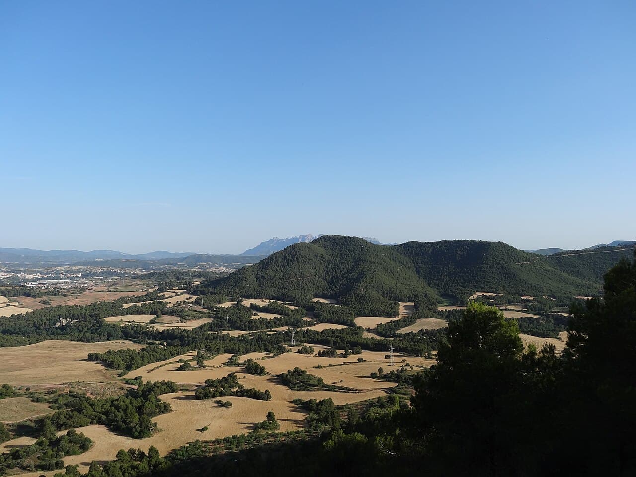EliziR - Montserrat darrere Collbaix des de Montconill (juny 2012)