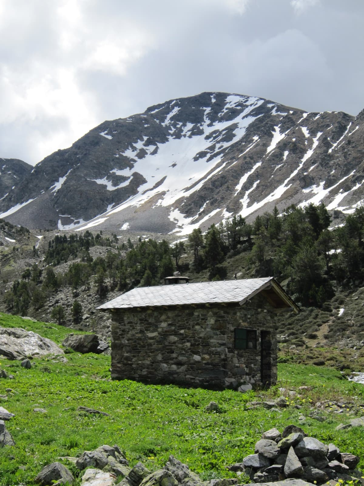 Simonjoan - Cabana de la Serrera amb el Pic de la Serrera al fons
