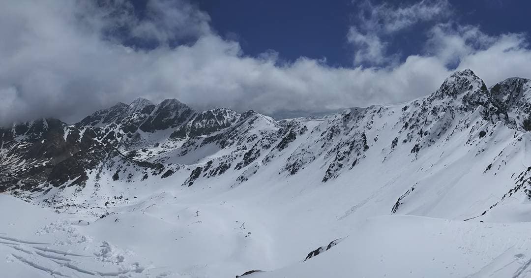 Quique - Pic Negre d'Envalira, à droite sur la photo. Photo prise depuis le Pic Blanc. En bas, station de ski du Pas de la Case (Envalira).