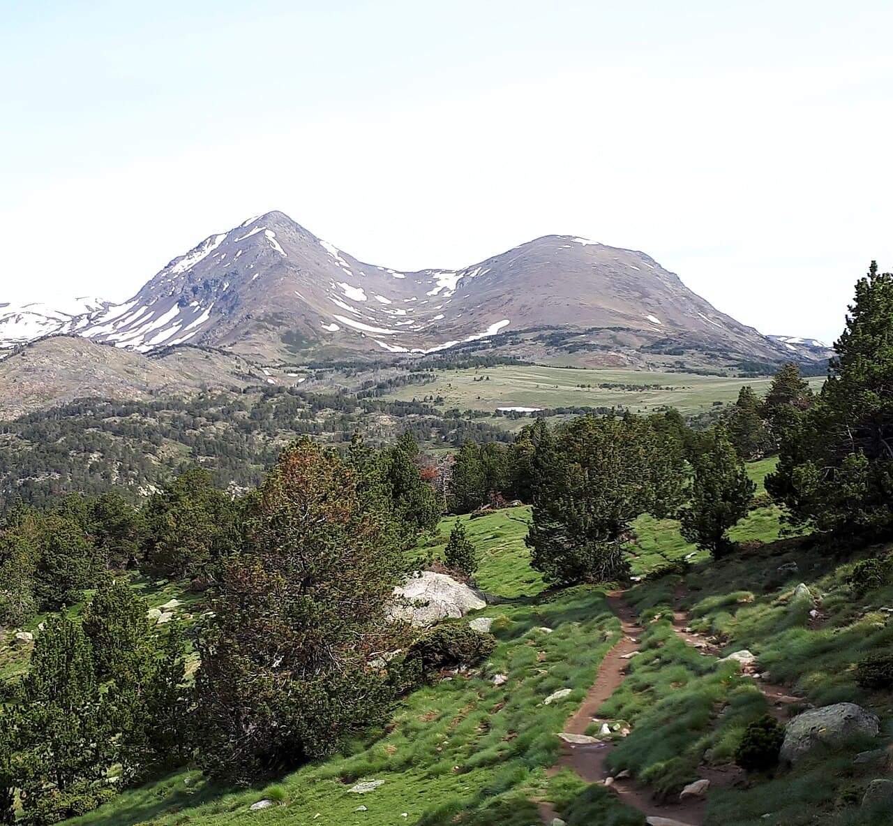 Alan Mattingly - Les Pérics - le grand Péric (ou Puig Peric) à gauche (2810m), le petit Péric (ou el Petit Peric) à droite (2690m), Capcir, Pyrénées-Orientales (66).
Vus depuis le sentier de grande randonnée de pays (GRP) Tour des Pérics (ici une section entre le lac d'Aude et la cabane de la Balmeta).
Voir :

https://www.tour-des-perics.com/