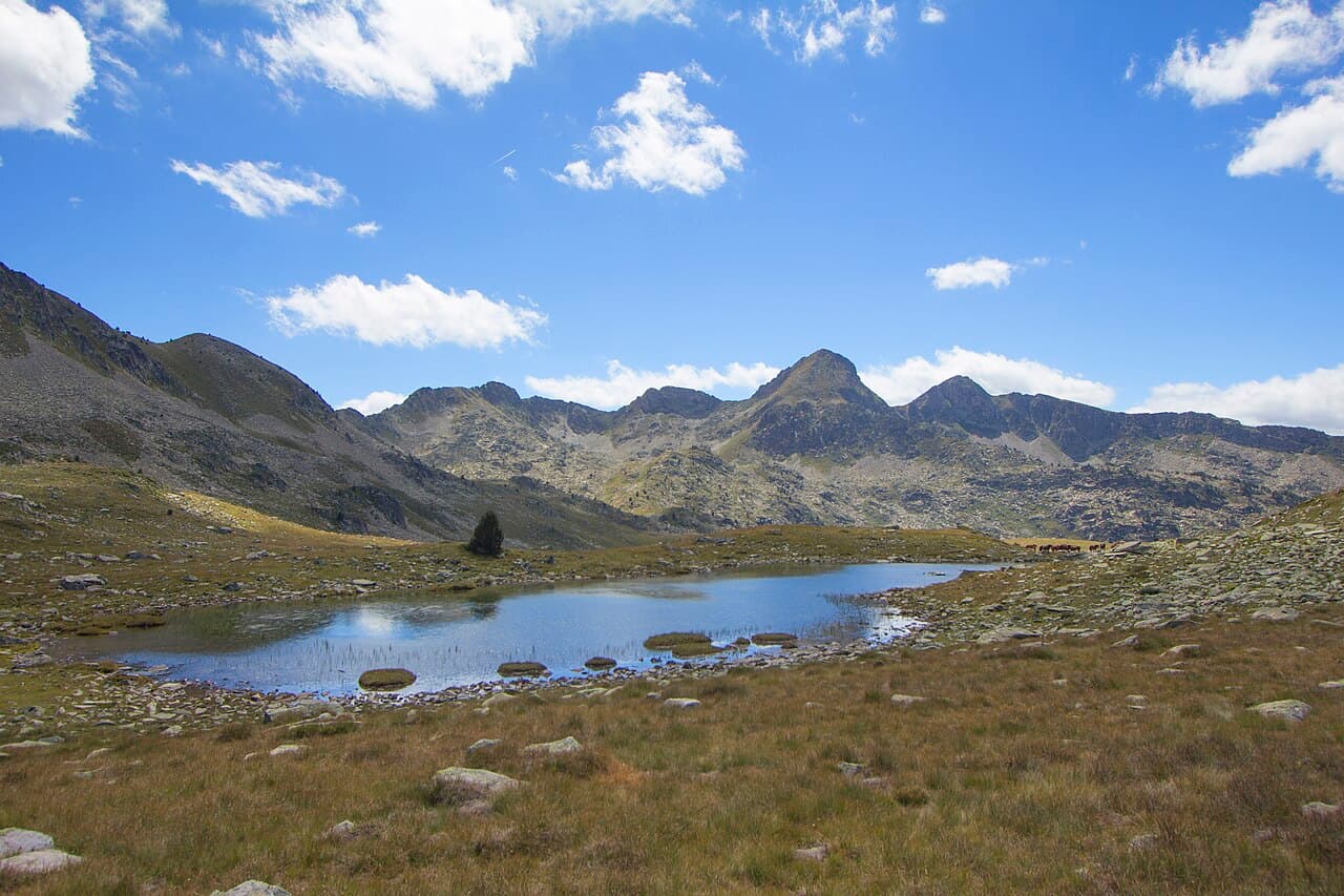 Contraix - Tuc de la Llança (centre) i Escornacrabes (carena central) i Cap de Vaquèira (dreta), massís de Beret (vall d'Aran)