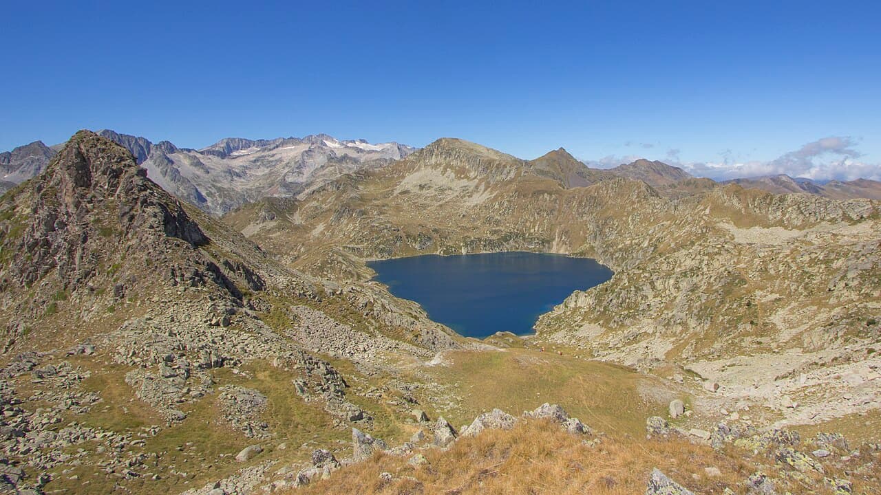Contraix - Redon lake, Port de Viella peak and Fontfreda ridge, from Lac Redon pass (Catalan Pyrenees)