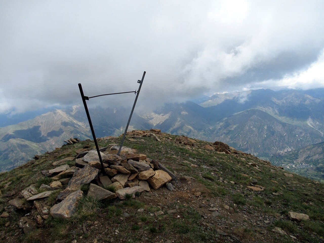 Simonjoan - estructura dalt el cim de lo Corronco