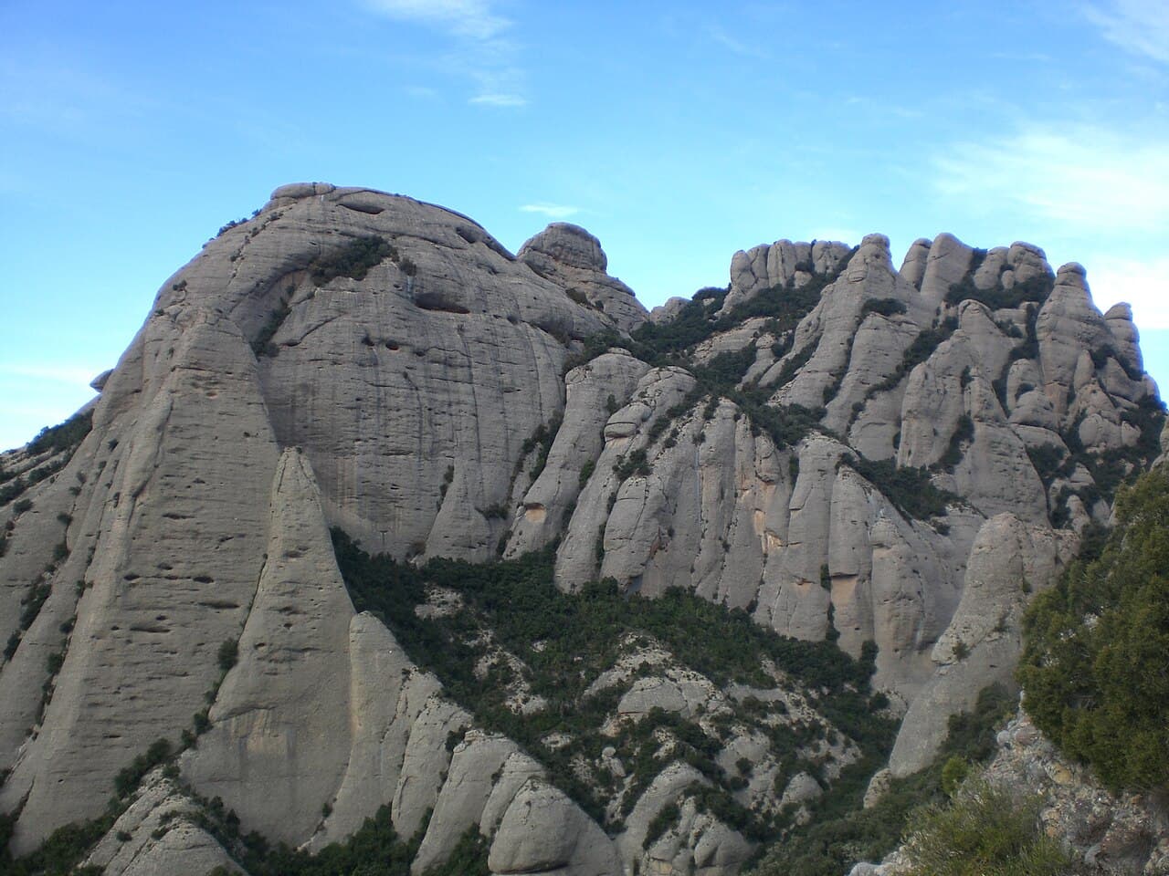 EliziR - Plecs de Llibre, Montgròs, Roca Plana dels Llamps i Salamandra des de l'est al Camí dels Francesos, Montserrat (gener 2012)