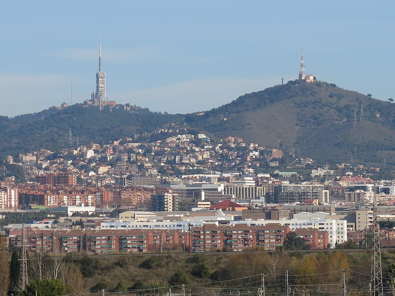 Enric - El Tibidabo i el puig d'Ossa des del mirador de l'Església de Sant Boi de Llobregat