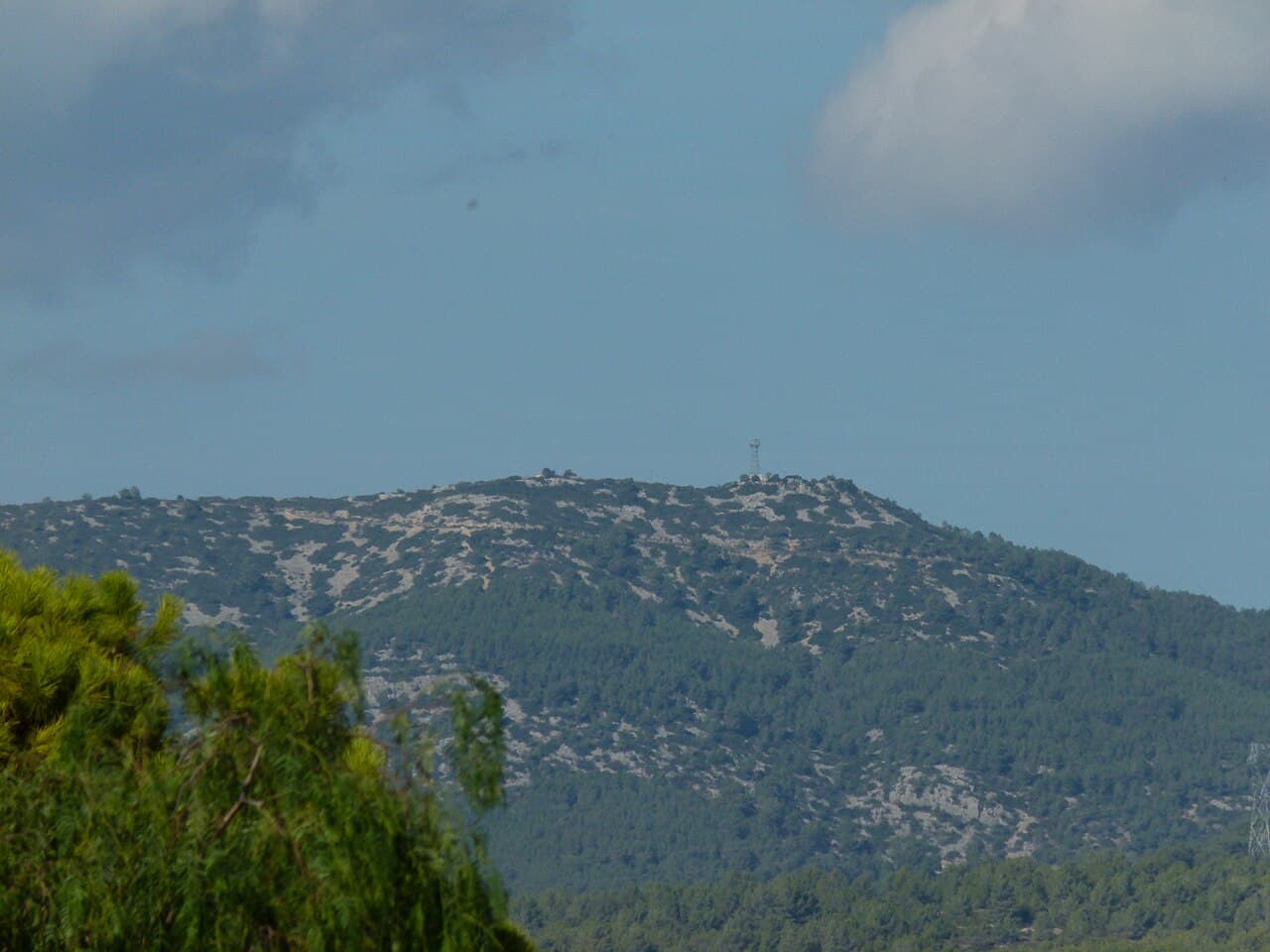 Pere López Brosa - El Puig de l'Àliga vist des de l'avinguda Montseny de les Roquetes del Garraf.