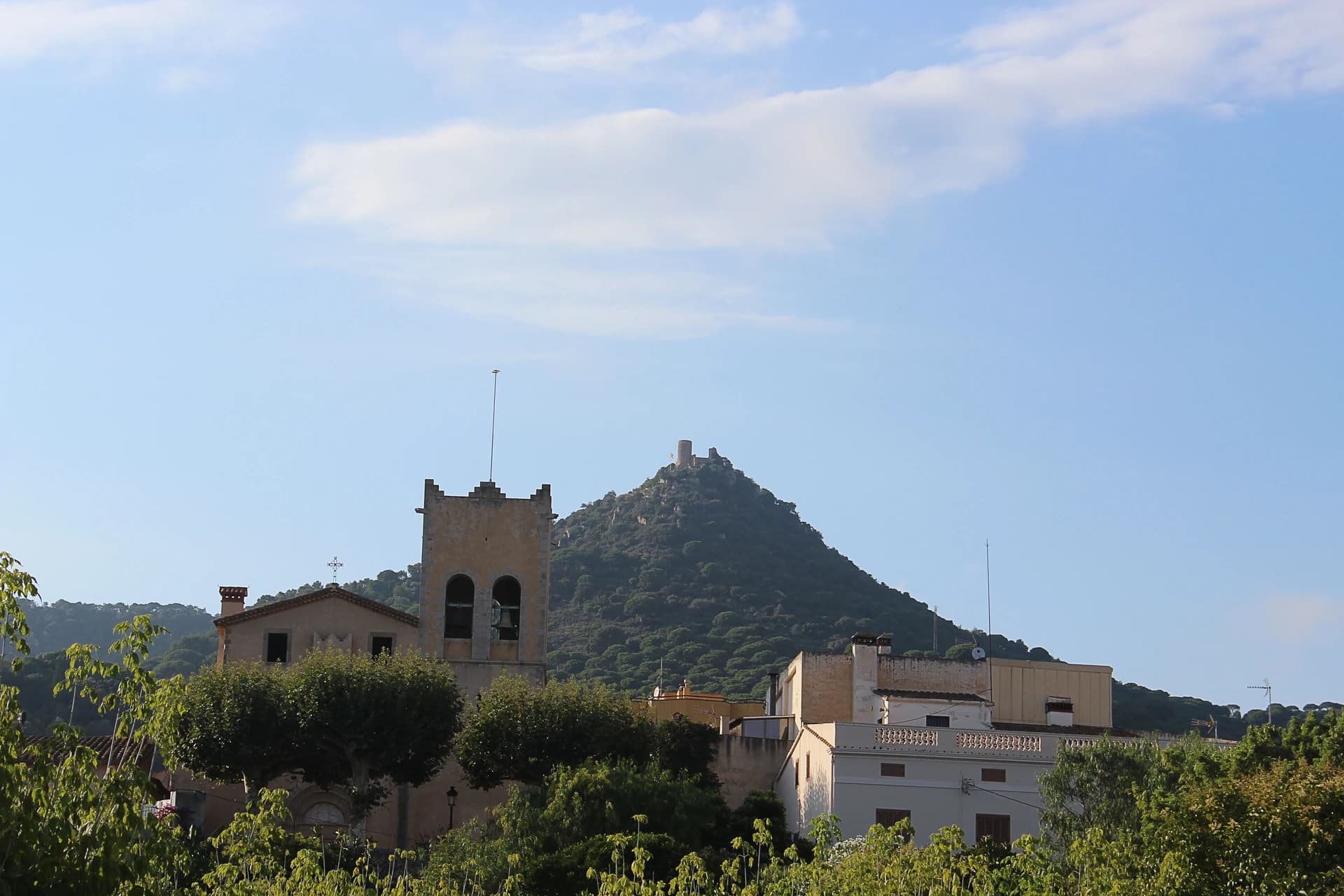 Maria planas aulet - Costa del Maresma - Al fons el Castell de Burriac, Cabrera de Mar.