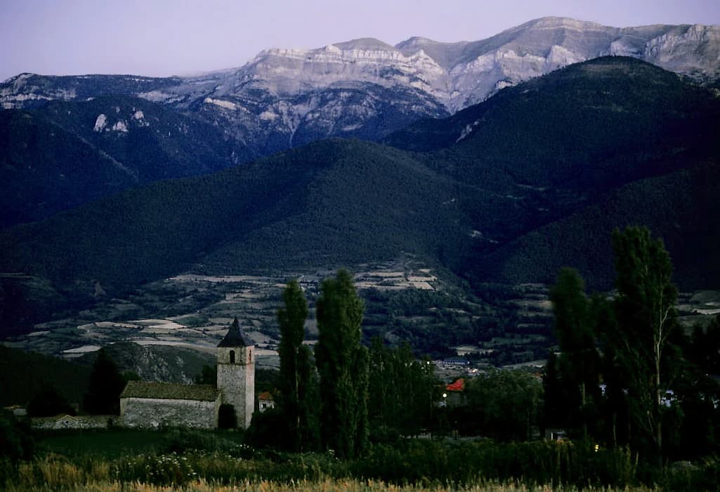 LBM1948 - The village at dusk; in the bacjground, Serra del Cadí. Lles de Cerdanya, Lleida, Catalonia, Spain