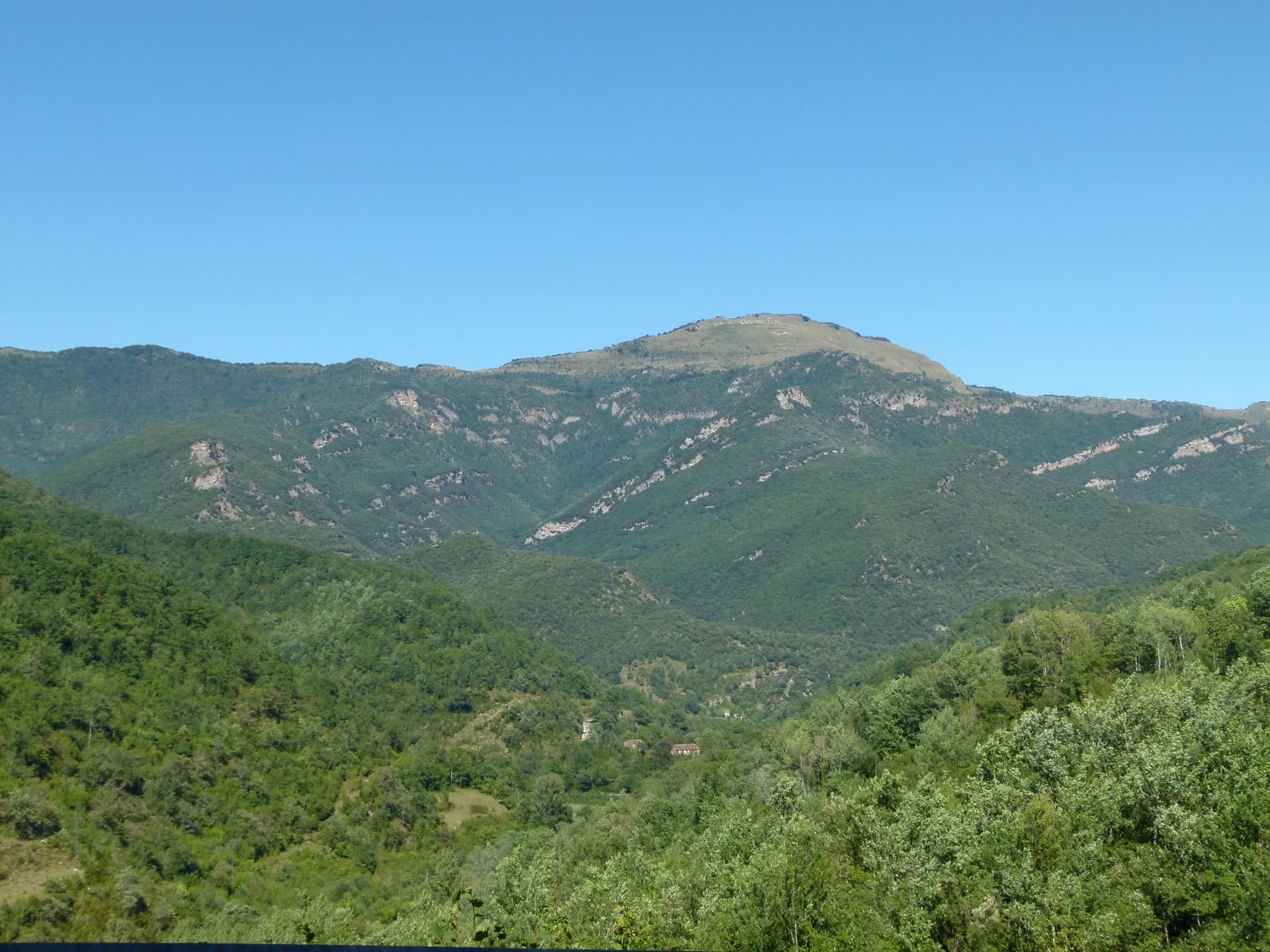 Jordiipa - Comanegra vist des de la carretera de Beget a Oix