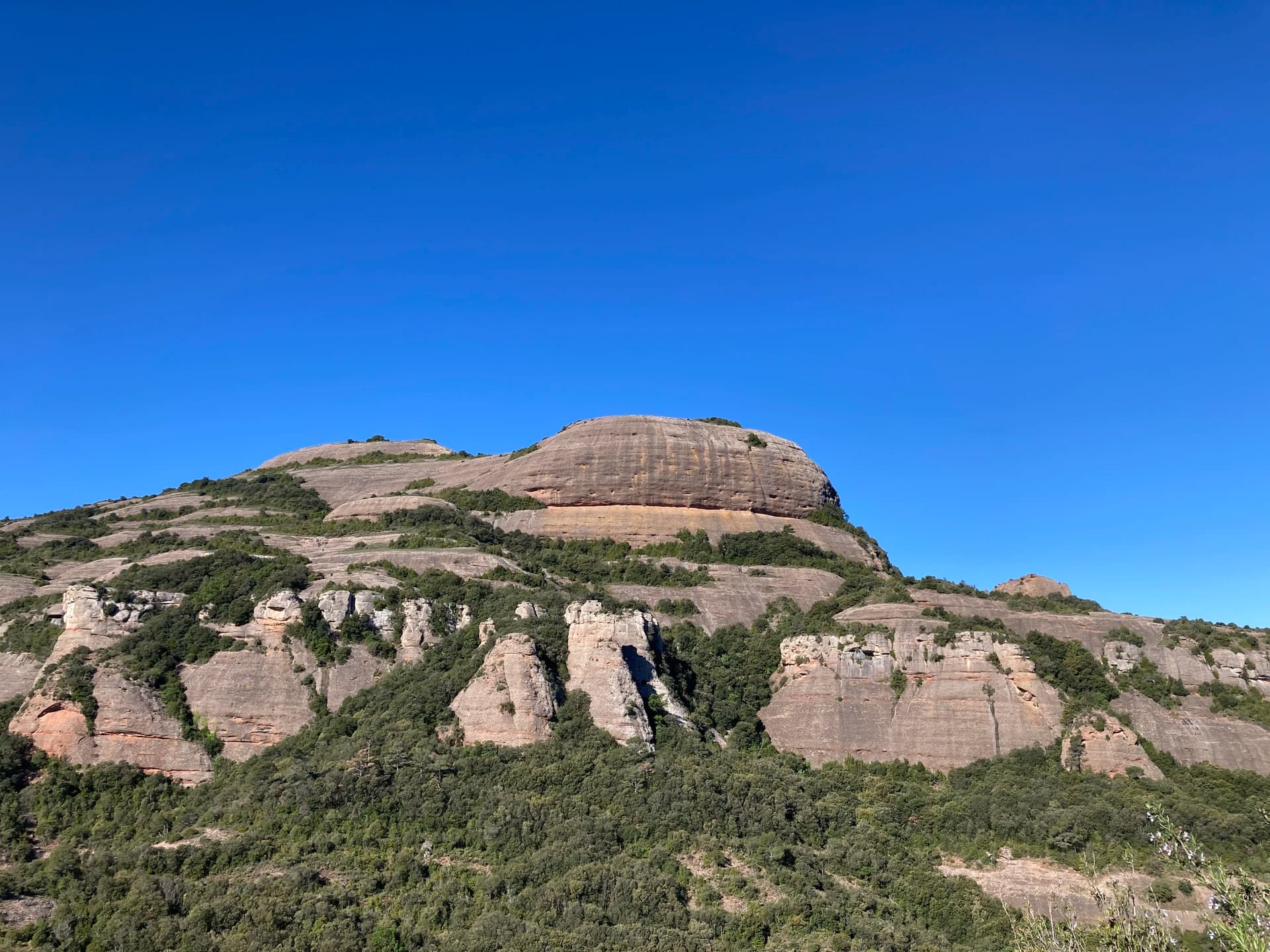 Romang - El Montcau, Pla de les Piràmides (al centre) i Roques de la Coca . Massís de Sant Llorenç del Munt