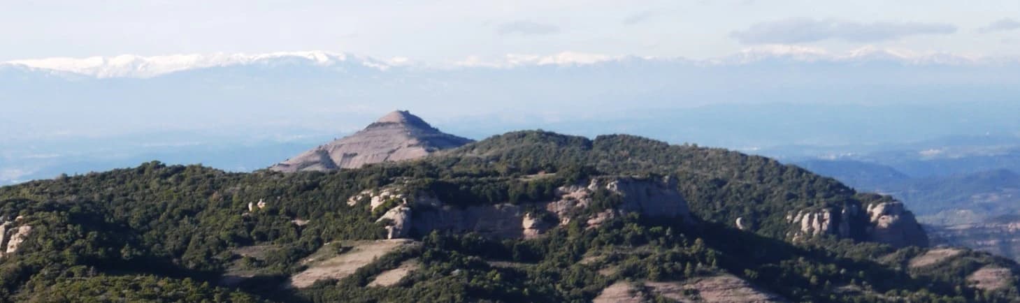 Ronnin - Cingle dels Òbits vist des de la Mola. Darrere hi ha el Montcau i al fons, els Pirineus.