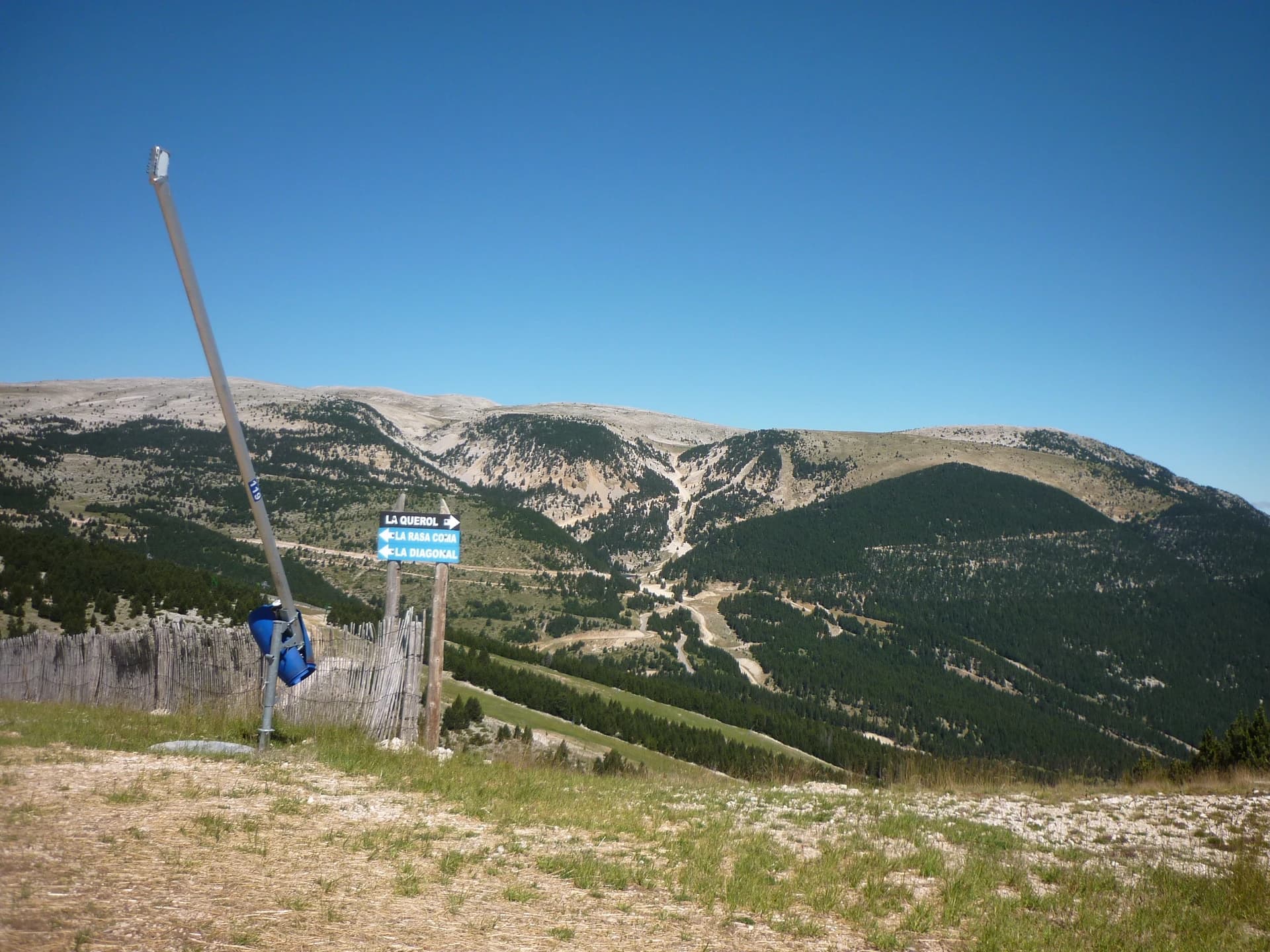 Isidre blanc - Carena de la serra del Port del Comte des del Vulturó, a l'esquerra, fins a l'Estivella, a la dreta.