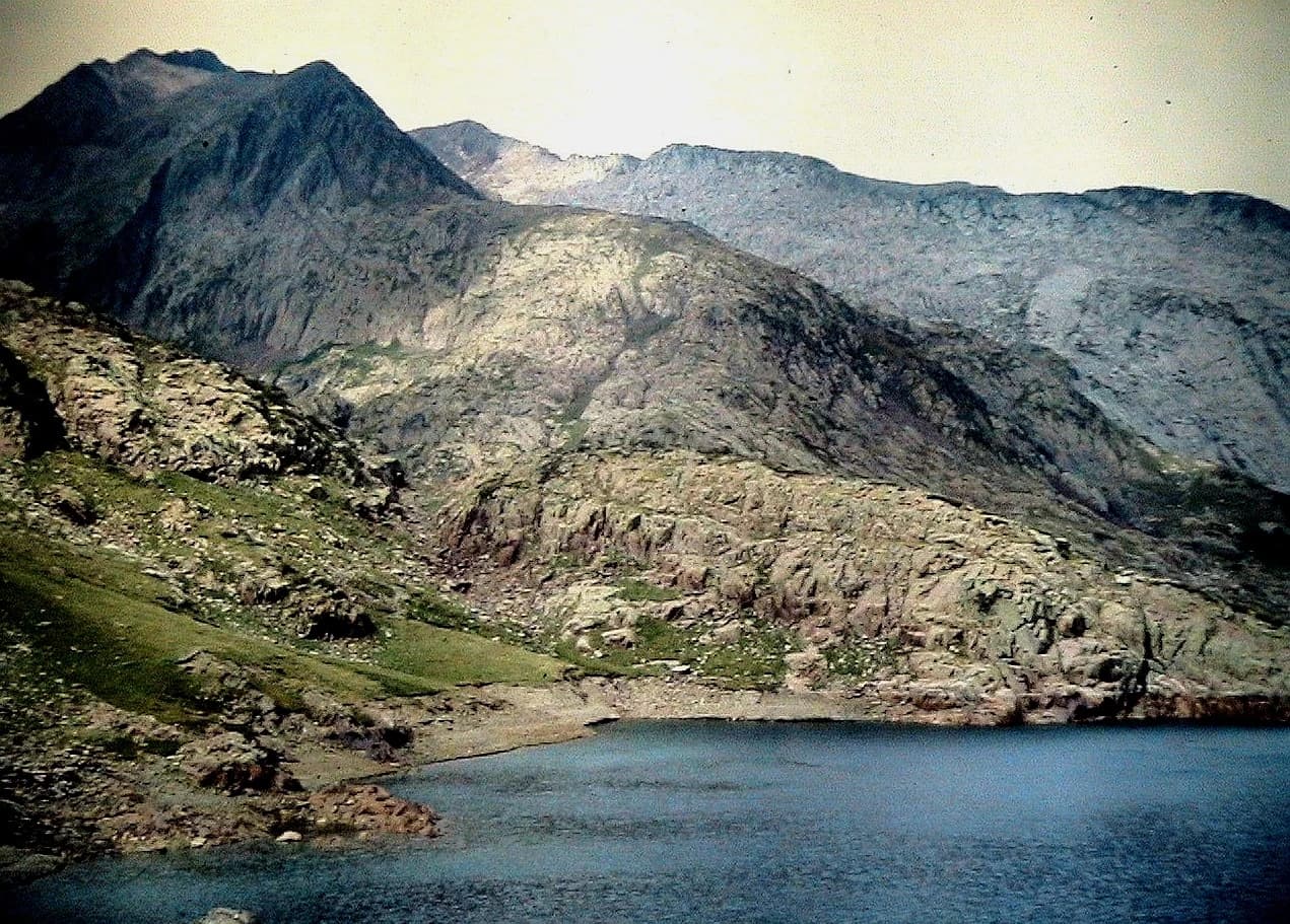 Isidre blanc - El pic, a l'esquerra, i el llac de Certascan . Lladorre (Pallars Sobirà - Catalunya). Foto de la projecció d'una diapositiva.