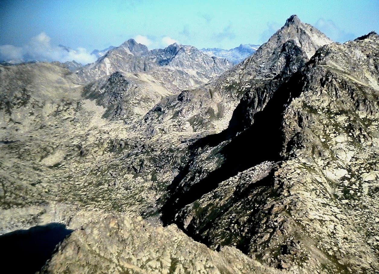 Isidre blanc - Estany de Saburó sota els pics Peguera i Saburó, des del pic Mainera, a Cabdella. La Torre de Cabdella (Pallars Jussà - Catalunya). Foto presa de la projecció d'una diapositiva.