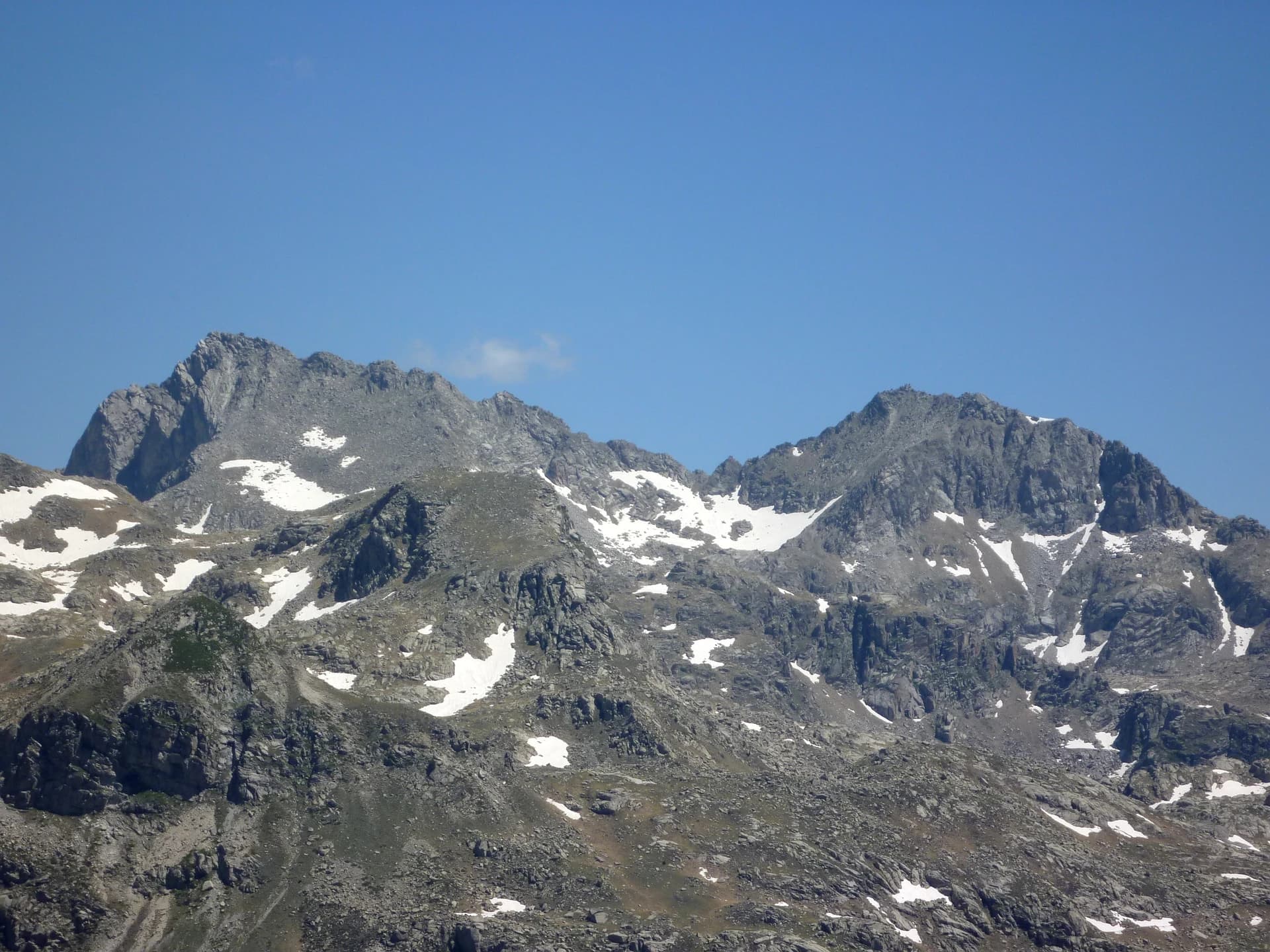 Isidre blanc - Pic de Peguera i Tuc de Saburó des del camí del coll de Font Sobirana. Estanys de Cabdella (La Torre de Cabdella - Pallars Jussà)