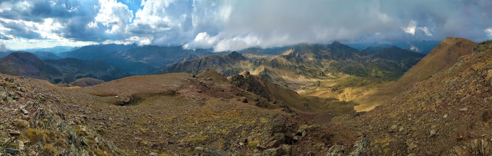 Catalaalatac - Panoràmica des de la Tossa del Cap del Siscaró (2.819 m).