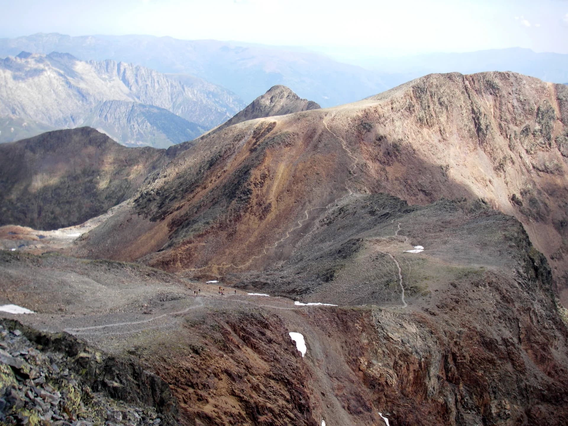 Roberto Lumbreras from Madrid, Spain - Vue du pic de Montcalm (3077m) depuis la pique d'Estats (3143m). Au premier plan le chemin pour la montée finale vers la pique d'Estats.