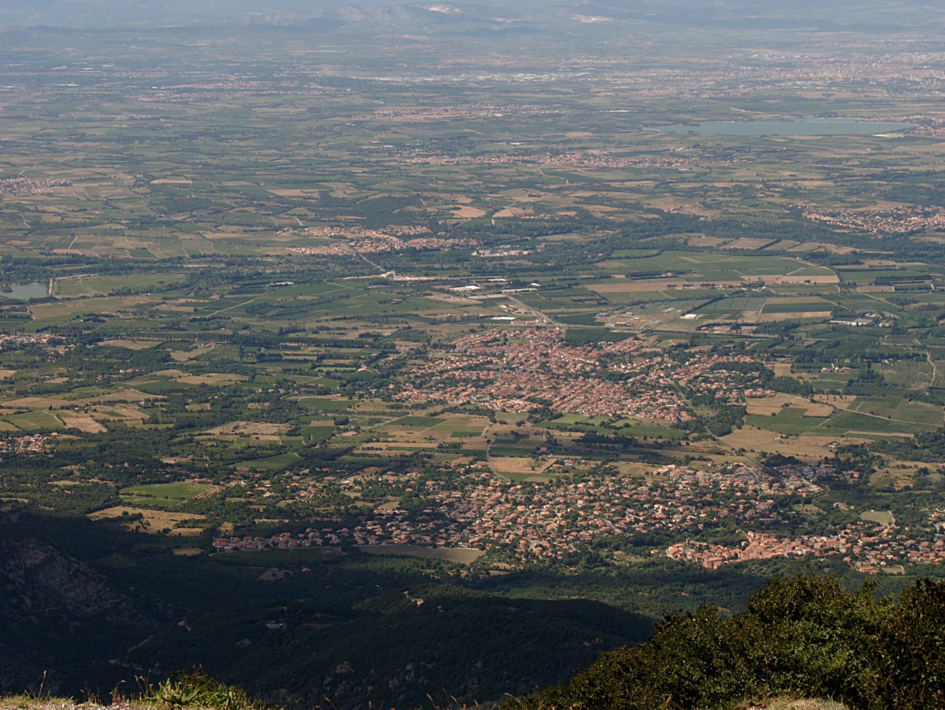 Bertrand GRONDIN → (Talk) - Vue de la plaine du Roussillon depuis le Pic du Néoulous, Montesquieu-des-Albères (Pyrénées-Orientales, Languedoc-Roussillon, France), Laroque-des-Albères (Pyrénées-Orientales, Languedoc-Roussillon, France), la Jonquera (Haut-Ampurdan, Gérone, Catalogne, Espagne)