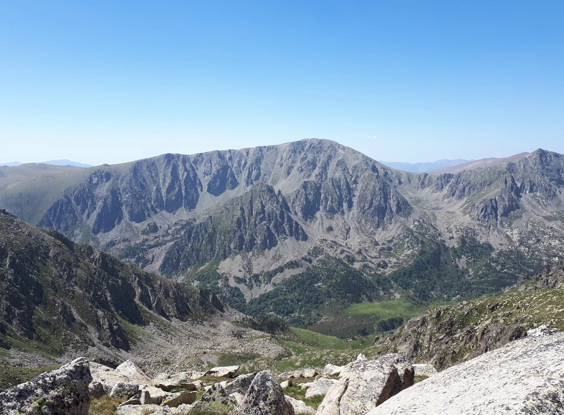 Alan Mattingly - The France-Spain frontier passes from left to right, across the summit.