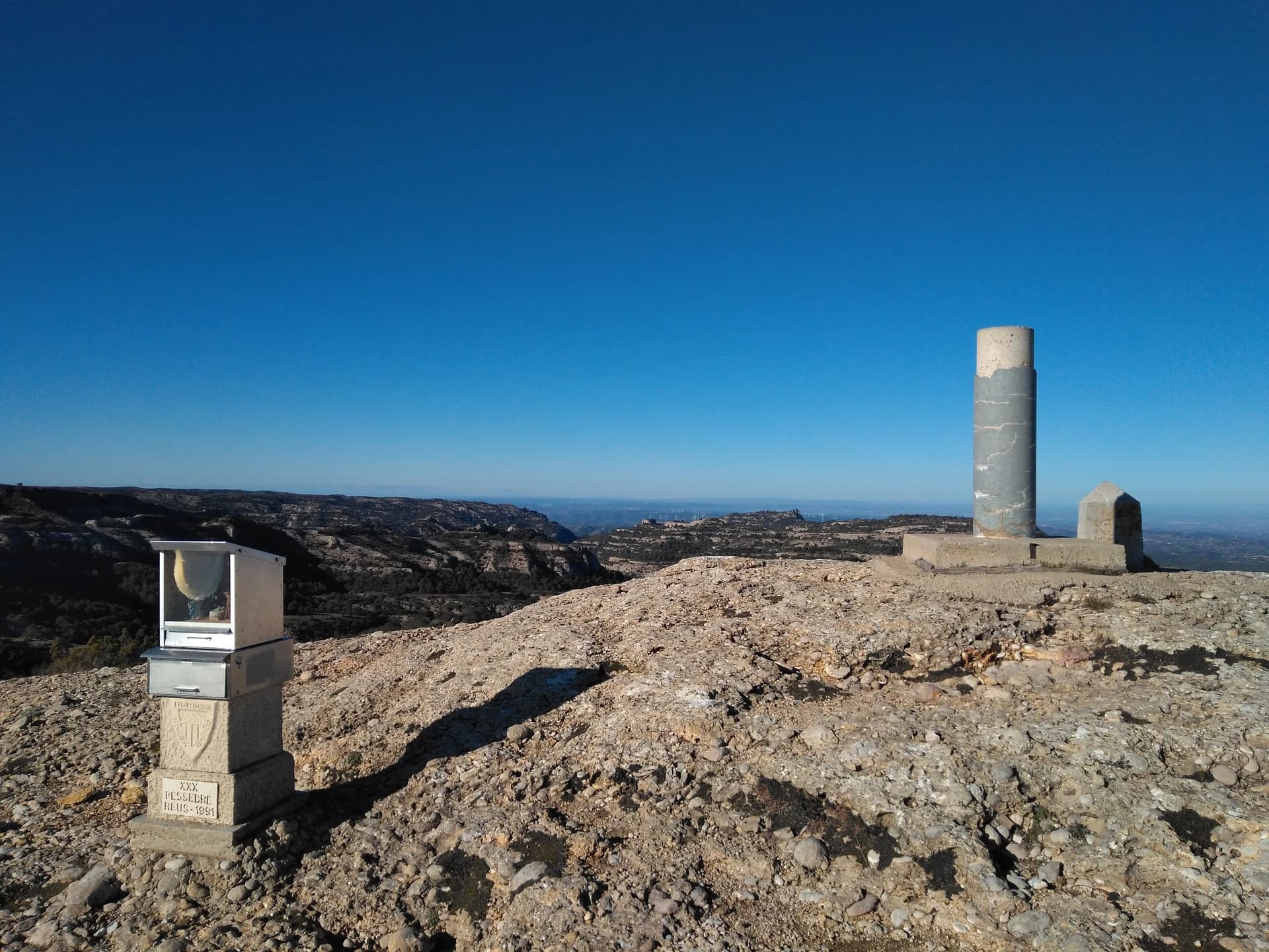Jordi Gili - Roca Corbatera. A l'esquerra el pessebre que cada any hi posa l'Associació Excursionista Catalunya de Reus