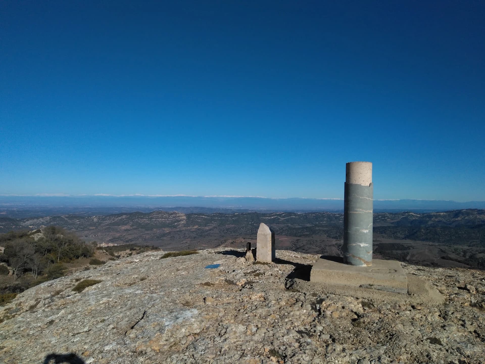 Jordi Gili - Cim de la Roca Corbatera. Al fons es pot veure el Pirineu nevat.